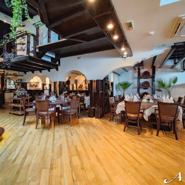 Restoran Bahus Inn - prazni stolovi i stolice