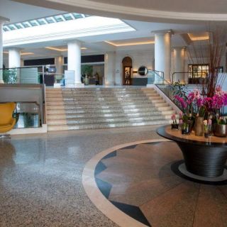 Hotel Hyatt Regency - luksuzni hol sa cvećem