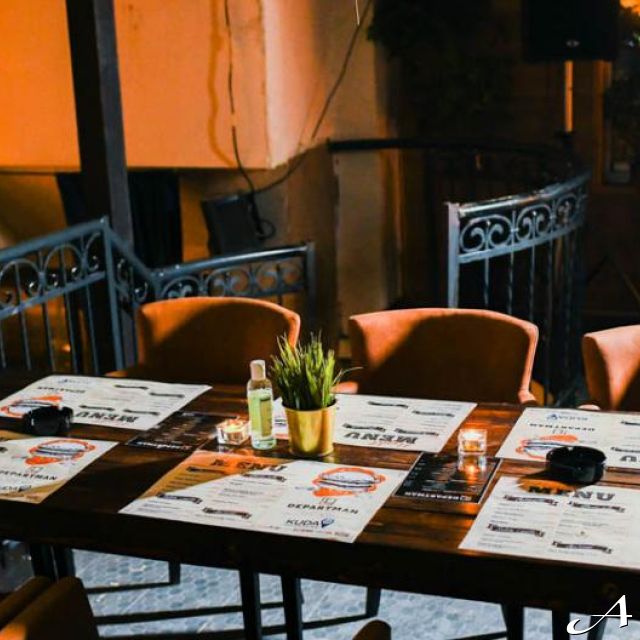 Restoran Departman - sto sa jelovnicima