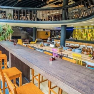 Doček Nove godine - prazan klub sa stolovima