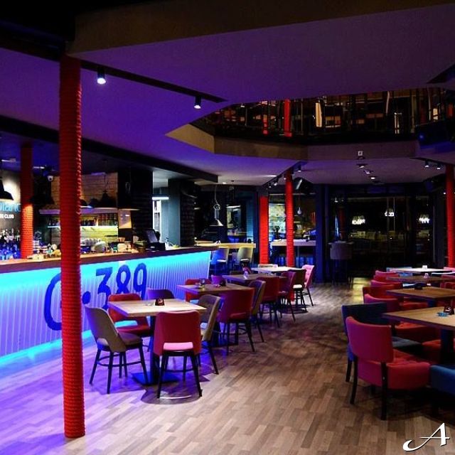 Splav restoran - enterijer sa stolovima