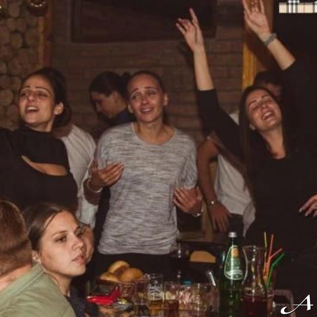 Srpska Nova godina - ljudi slave u kafani