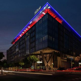 Hilton Hotel - osvetljena zgrada noću