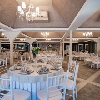 Restoran Princ - prazni stolovi i stolice
