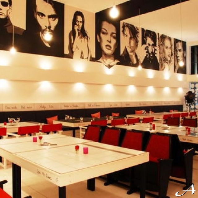 Klub Loft & Buduar - prazne stolice i stolovi