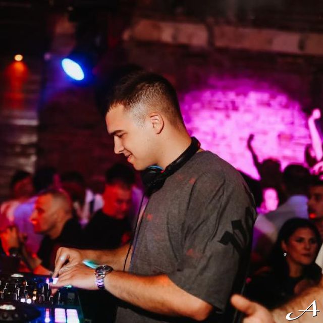 Klub Tranzit - DJ pušta muziku