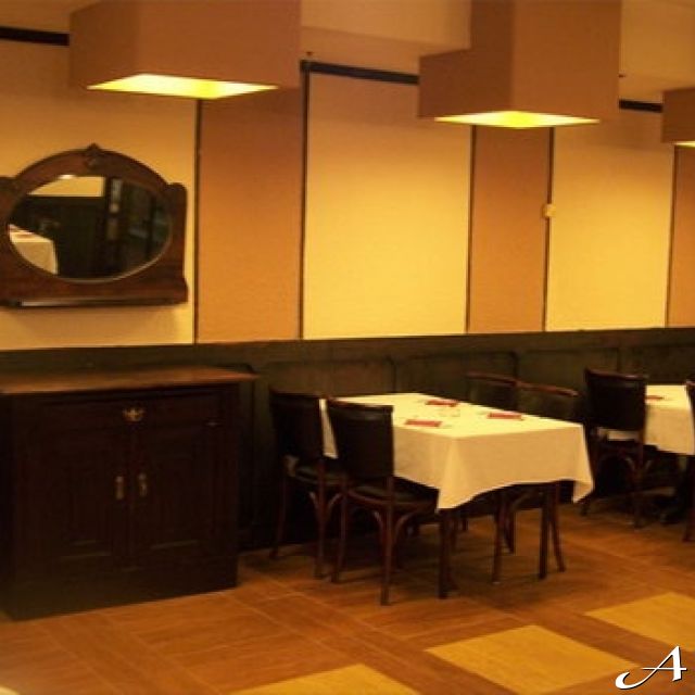 Hotel Royal - prazne trpezarijske stolice