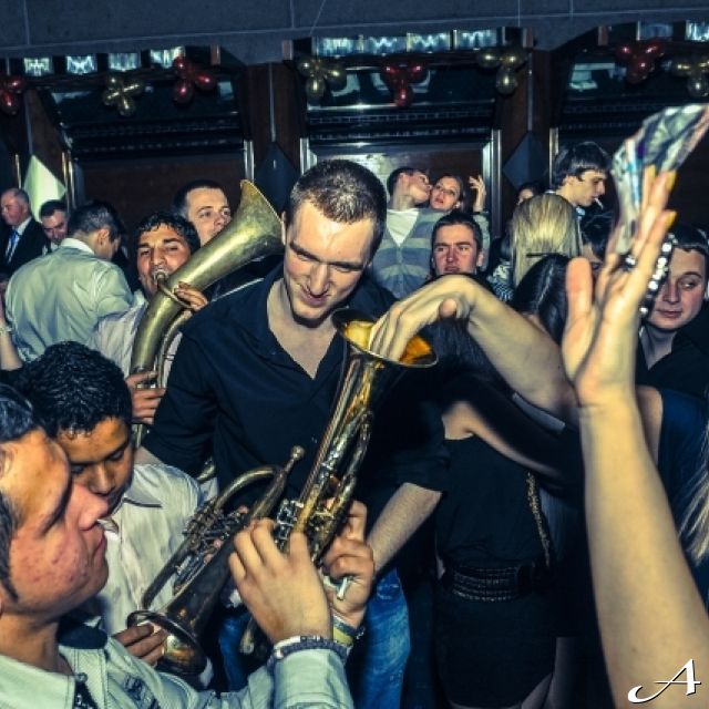Doček Nove godine - ljudi slave i sviraju