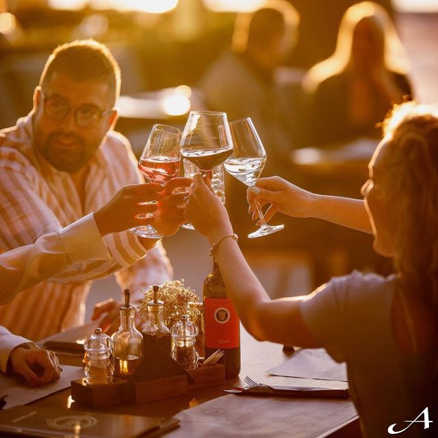 Restoran Cotto - ljudi nazdravljaju