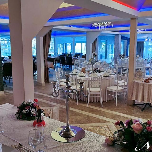 Restoran Princ - prazni stolovi i dekor