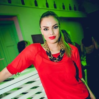 Doček Nove godine - žena u crvenom