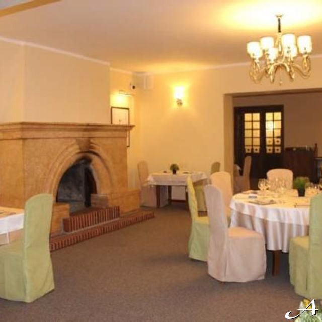 Restoran Golf - praznični enterijer sa kaminom