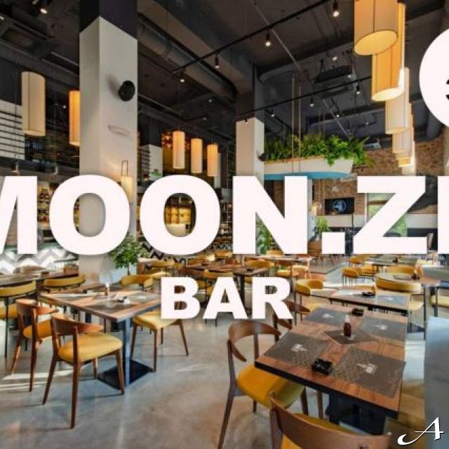 Moon.Ze bar - enterijer sa stolovima