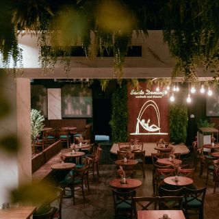 Klub Santo Domingo - prazne stolice i stolovi