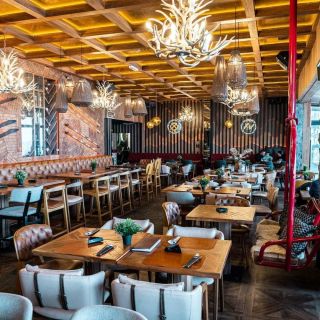 Restoran Dolly Bell - enterijer sa stolovima