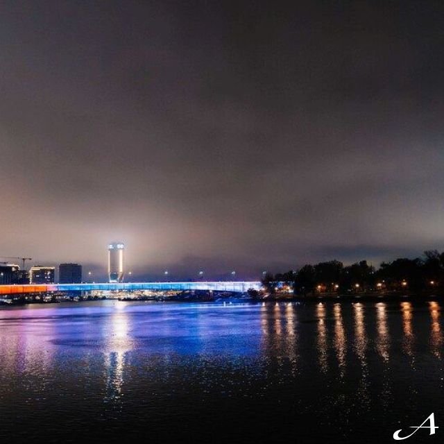Beton hala - reka i svetla noću