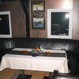 Splav klub restoran - sto i klupe