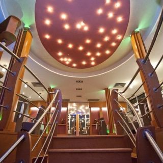 Splav restoran Sirena - unutrašnjost sa stepenicama