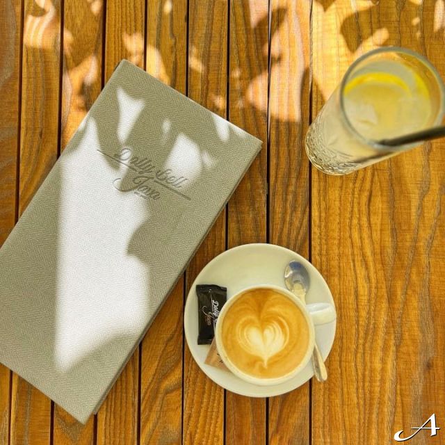 Dolly Bell Java - kafa i limunada na stolu