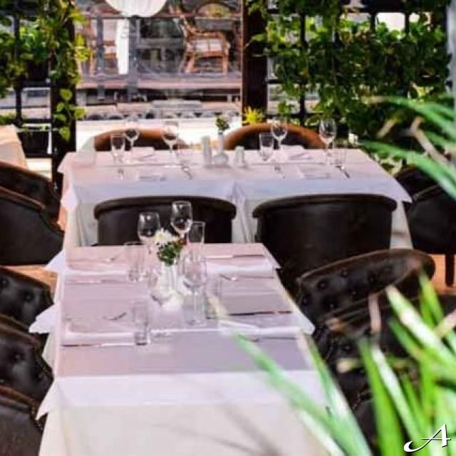 Restoran Bahus Inn - prazni stolovi