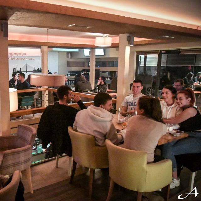Nova godina na splavu - ljudi u restoranu