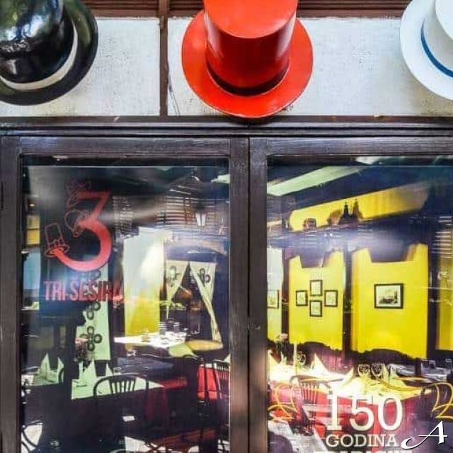 Restoran Tri Šešira - ulaz sa šeširima