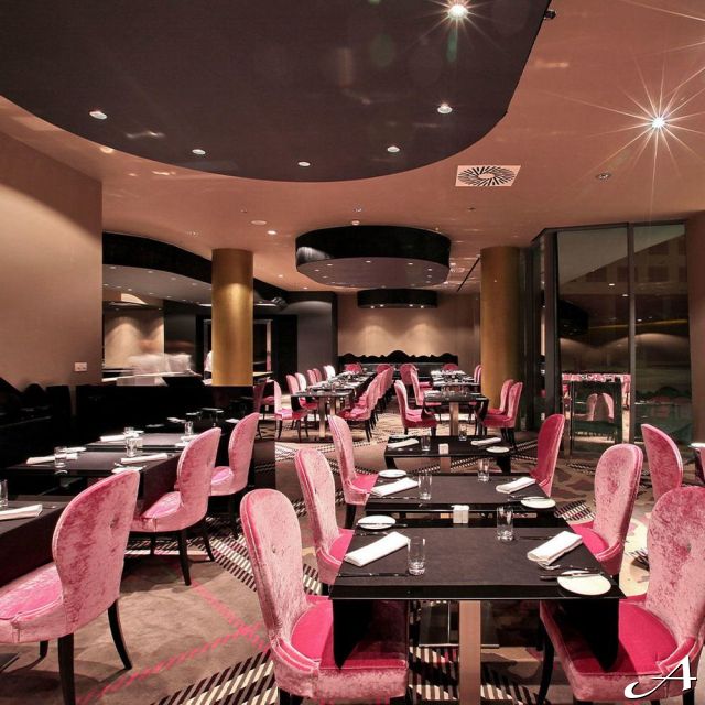 Hotel restoran - prazni stolovi