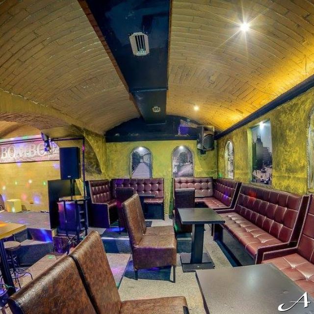Klub Bombo Džej - enterijer sa stolicama