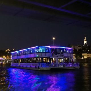 Jahting klub Kej - osvetljen brod noću
