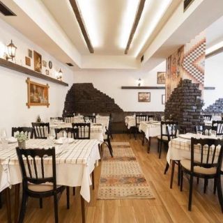 Restoran Sport - prazne stolove i stolice