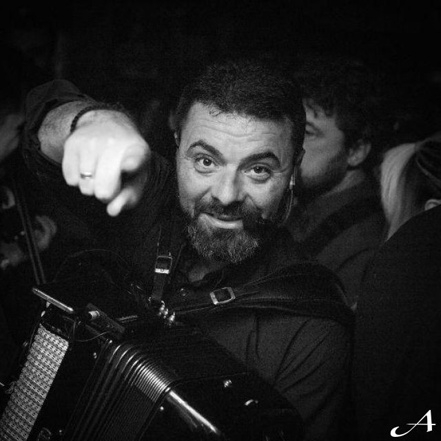 Kafana Stari grad - muzičar svira harmoniku