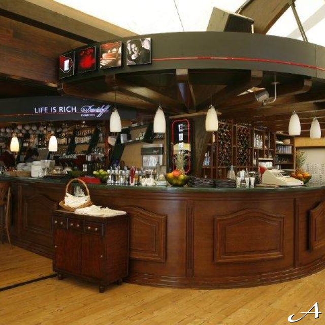 Splav restoran - drveni bar