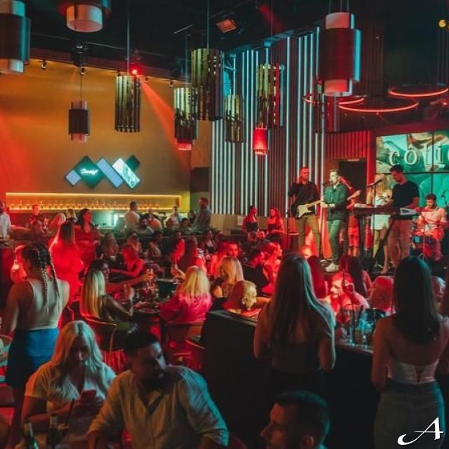 Splav Cotier - ljudi na živoj svirci