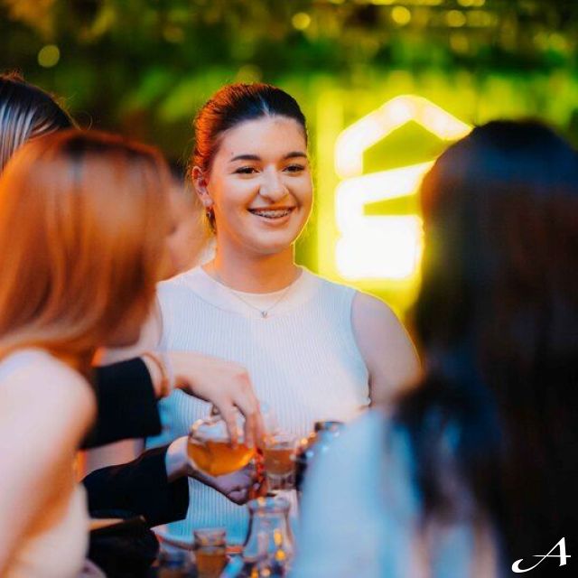 Kafana Druga Kuća - ljudi nazdravljaju