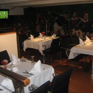 Sport Cafe - prazni stolovi i stolice