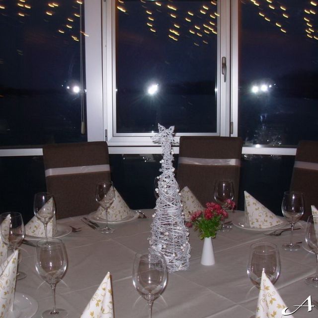 Splav restoran Dubai - sto sa čašama