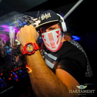 Doček Nove godine - DJ sa maskom