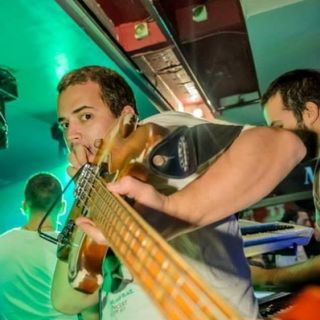 Doček Nove godine - muzičar svira gitaru