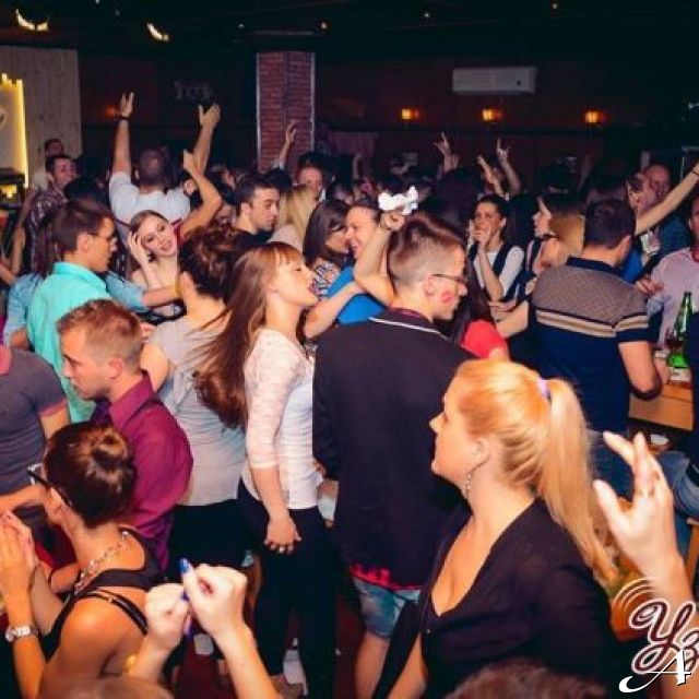 Splav kafana Uzbuna - ljudi na žurci