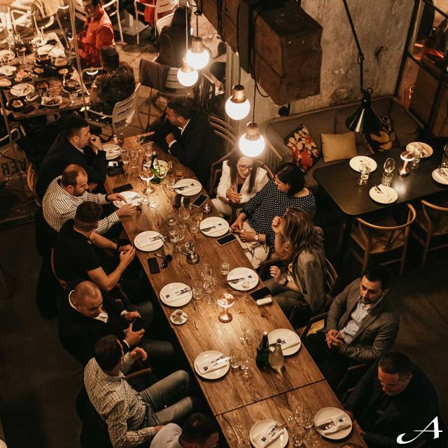 Ambar restoran - gosti za stolom