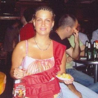 Doček Nove godine - konobarica sa pićem