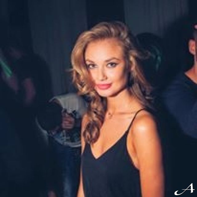 Dragstor play - žena u crnoj haljini