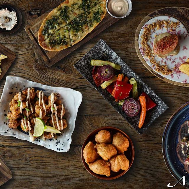 Ambar restoran - raznovrsna jela na stolu