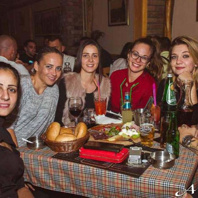 Kafana Barberi - grupa žena za stolom