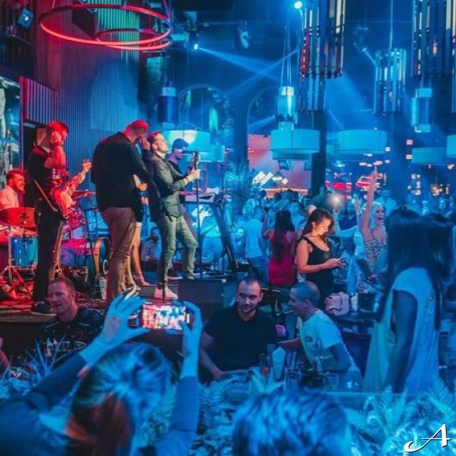 Srpska Nova godina - ljudi slave na splavu