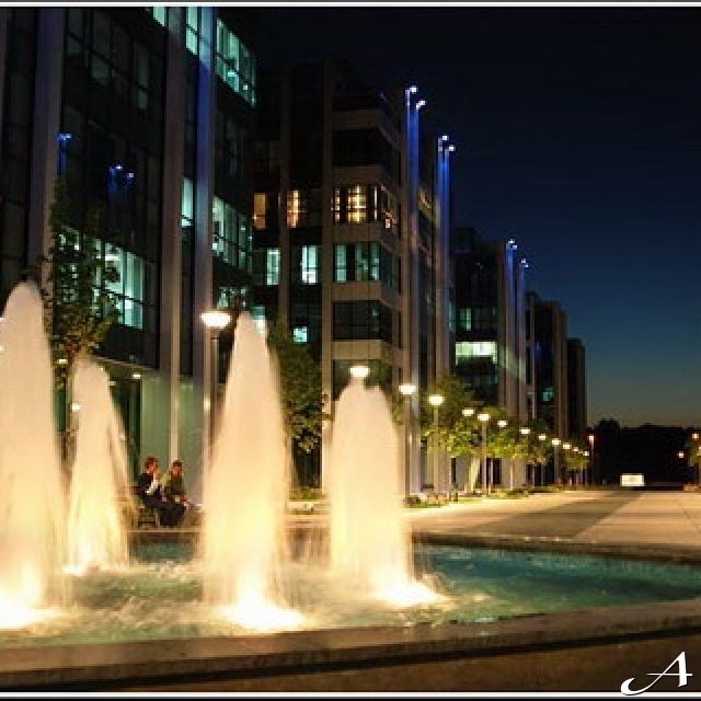 Airport City - osvetljeni fontani noću