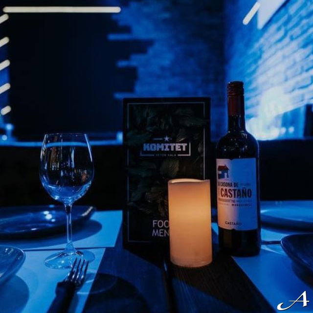 Klub Komitet - sto sa čašama