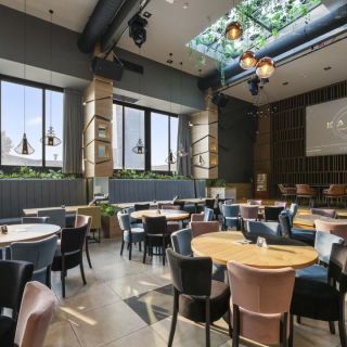 Restoran Karma - prazne stolice i stolovi