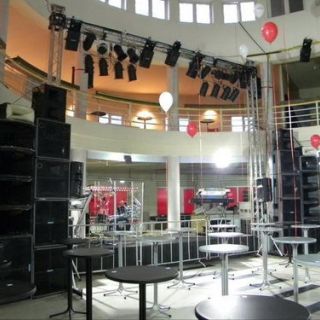 Klub Maximus - prazne stolice i zvučnici