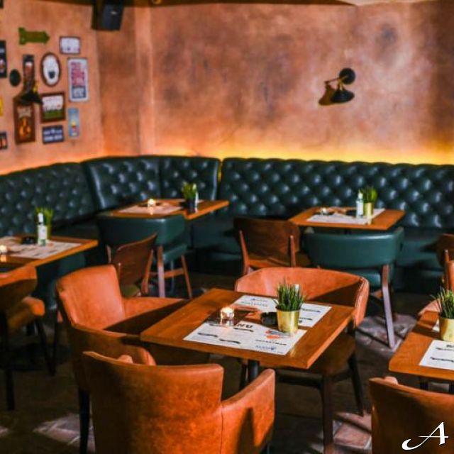 Restoran Departman - prazne stolice i stolovi